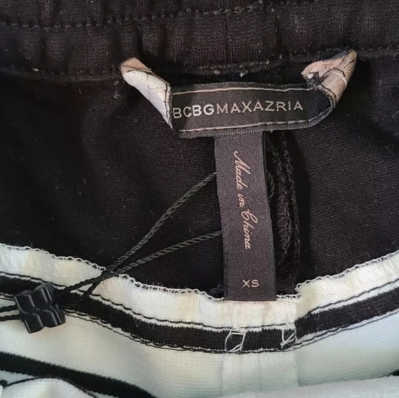 BCBGMAXAZRIA Teagan Stripe Pull -On Shorts Size XS Off White/Black - Picture 8 of 9